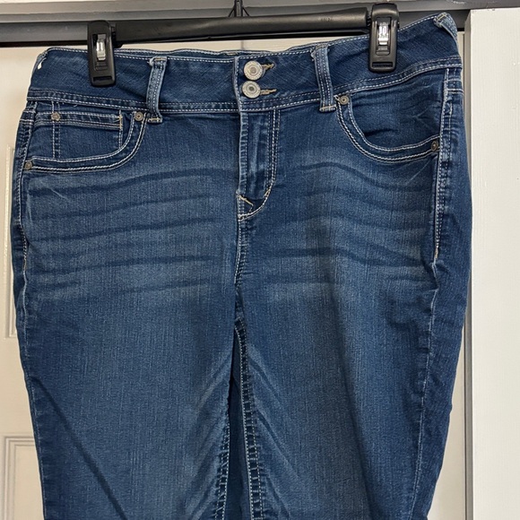 Wallflower Dark Blue Jean Capris - Picture 5 of 5